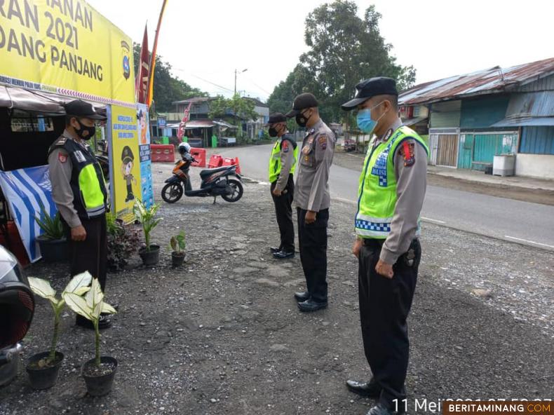 Para personel polisi saat sedang apel pagi di Pos Pengamanan (Pospam) Lebaran 2021 di Kota Padang Panjang, Selasa (11/5).