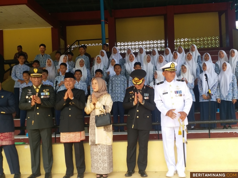 Pj Bupati Pesisir Selatan, Era Sukma bersama Forkopimda dan pelajar dalam sebuah kegiatan di Painan. Foto: Kominfo Pessel