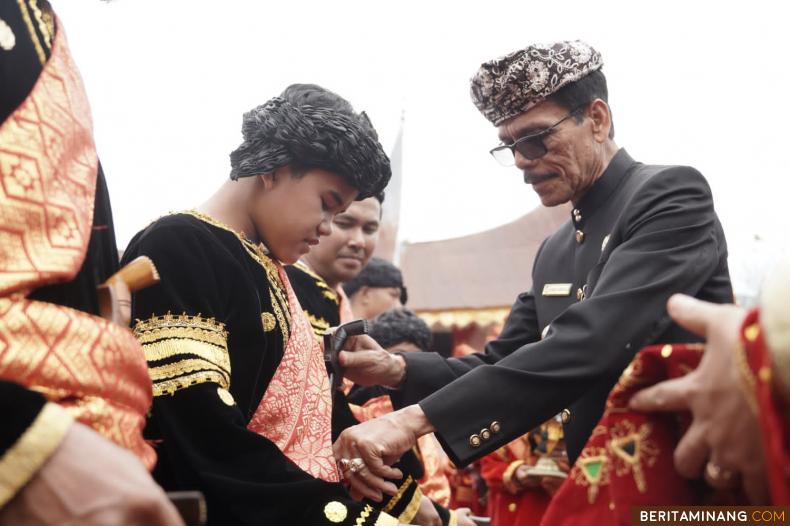 Bupati Safaruddin memasangkan keris kepada Niniak Mamak yang Dilantik pada acara Alek Batagak Pangulu di Kecamatan Gunuang Omeh, Selasa (07/03/2023) Foto : Dok Kominfo Liko