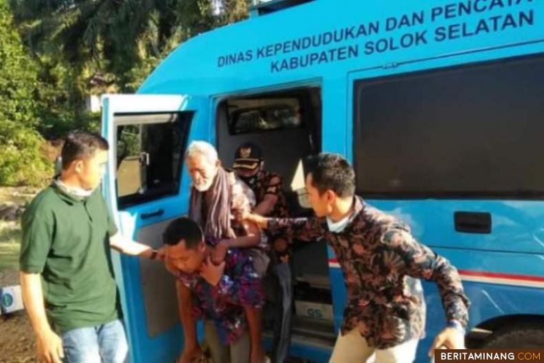 Petugas Disdukcapil Solsel harus menggendong masyarakat yang sudah lanjut usia untuk dibawa melakukan perekaman KTP El, melalui program Malala (melayani masyarakat lanjut usia).  Ist