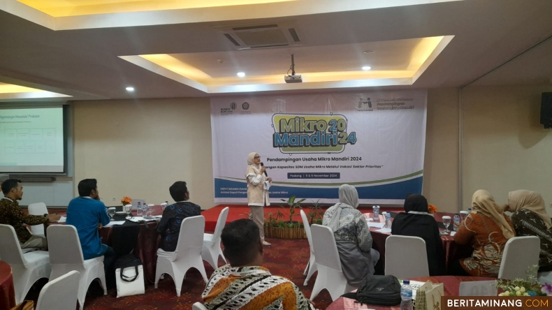 Suasana kegiatan Pendampingan Usaha Mikro Mandiri 2024 di Padang selama dua hari dimulai Selasa (5/11/2024) di Padang. Acara ini merupakan kolaborasi Kementerian Koperasi dan UMKM dengan Universitas Gadjah Mada. Foto: Rokcalva