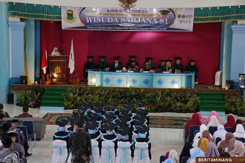 Suasana wisuda Sekolah Tinggi Ilmu Tarbiyah (STIT) Diniyyah Puteri Rahmah El Yunusiyyah Kota Padang Panjang di Gedung Pertemuan Zainuddin Labay El Yunusy, Kamis (24/10/2024). Foto: Kominfo Padang Panjang