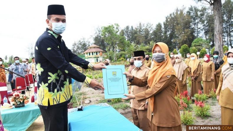 Walikota Pariaman Genius Umar, menyerahkan SK kepada salah seorang PPPK di Taman Bunga Taman Kata, Kamis (25/2/2021).