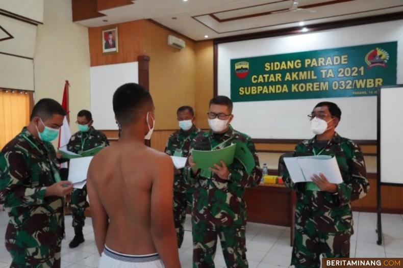 Komandan Korem 032/Wbr Brigjen TNI Arief Gajah Mada, S.E., M.M., pimpin Sidang Parade Calon Taruna (Catar) Akmil Tahun 2021 Sub Panda Korem 032/Wirabraja Padang yang dilaksanakan di Aula Sapta Marga Jln. Sudirman No. 29 Padang Sumatera Barat, Senin 14 Juni 2021.