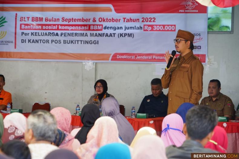 Erman Safar Serahkan Bantuan Secara Simbolis. Foto : Dok Kominfo Bukittinggi