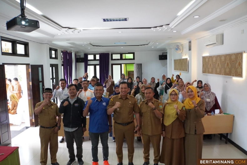 Penjabat (Pj) Wali Kota, Sonny Budaya Putra, A..P, M.Si ketika membuka Workshop Pengembangan Strategi Bisnis Ekonomi Kreatif yang diselenggarakan Dinas Pemuda, Olahraga dan Pariwisata (Disporapar) di Hotel Pangeran, Senin (9/12/2024). Foto: Kominfo Padang Panjang