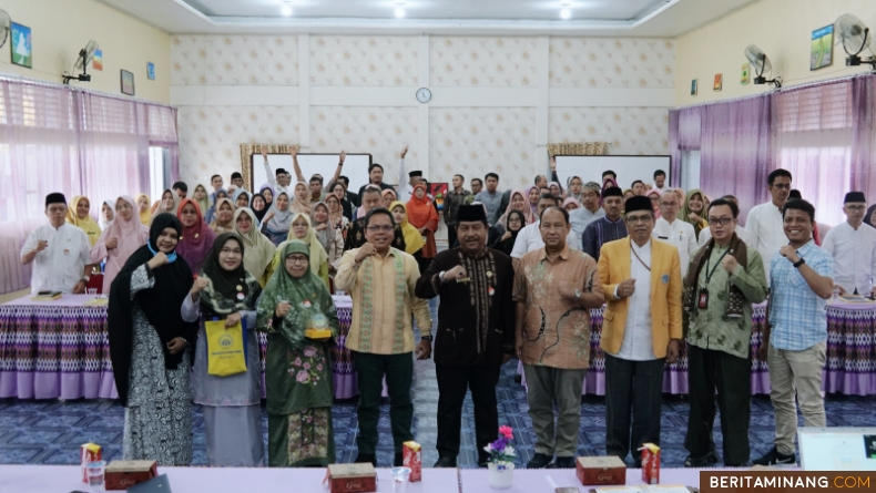 Foto bersama Tim UNP usai acara Sosialisasi Seleksi Penerimaan Mahasiswa Baru (SNPMB) 2024 di SMAN 3 Solok. Foto: Humas UNP