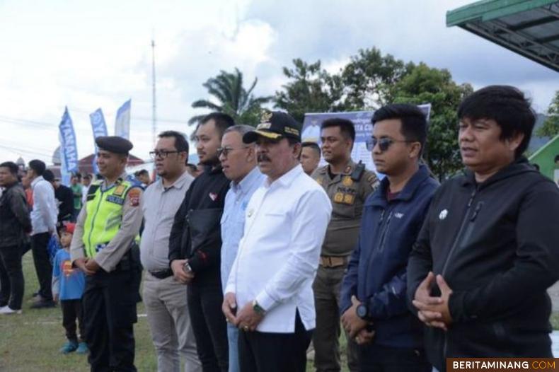 Wakil Wali Kota, Drs. Asrul berssama warga tonton pertandingan Wali Kota Cup II di Lapangan Sepak Bola Secata B (Lapangan Kantin), Rabu sore. Foto: Kominfo Padang Panjang