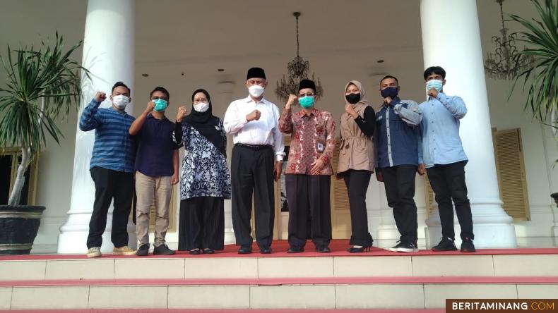 Gubernur Mahyeldi foto bersama usai bertemu Putra Putri Sumbar Peserta Muhibah Budaya.