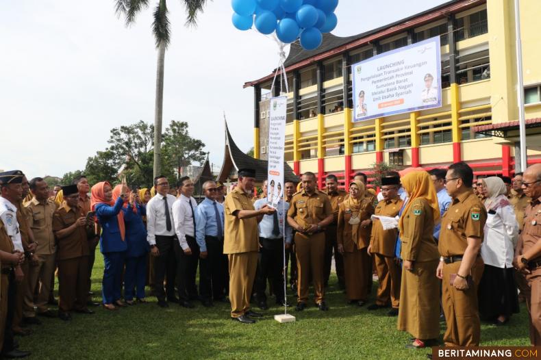 Gubernur Mahyeldi saat launching pengelolaan transaksi keuangan melalui Bank Nagari Unit Usaha Syariah, Senin (2/1/2023) di halaman kantor Gubernur Sumbar di Padang. Foto: Kominfotik Sumbar