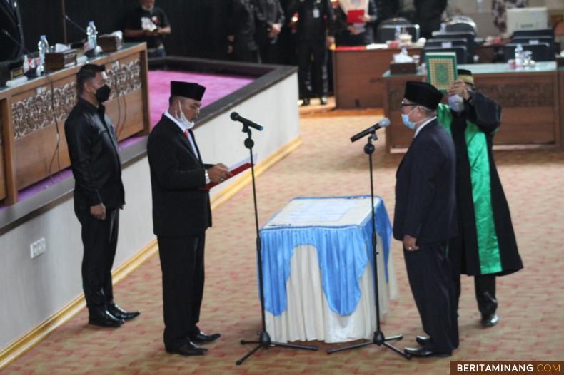 Suasana pelantikan H. Herman sebagai anggota DPRD Dharmasraya pergantian antar waktu (PAW) sisa masa bakti 2019-2024. Foto: Eko P