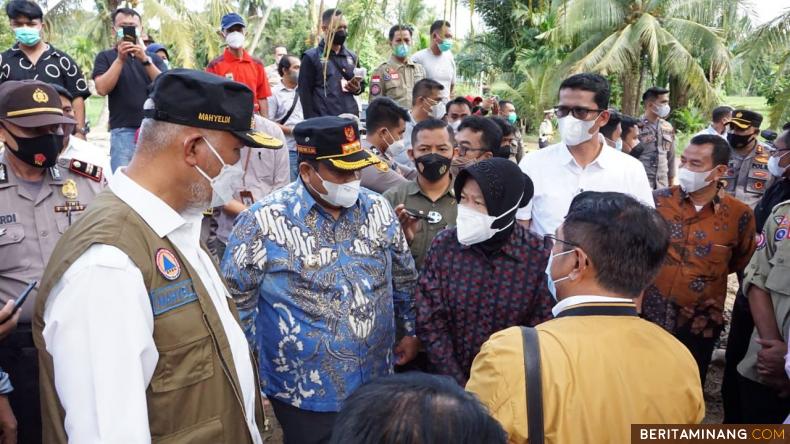 Gubernur Sumbar Mahyeldi saat mendampingi Mensos Tri Rismaharini saat kunjungi lokasi bencana di Padang Pariaman.