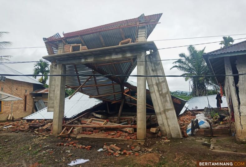 Rumah hancur akibat gempa di Kampung Rawang Malampah Pasaman. Foto: MAL