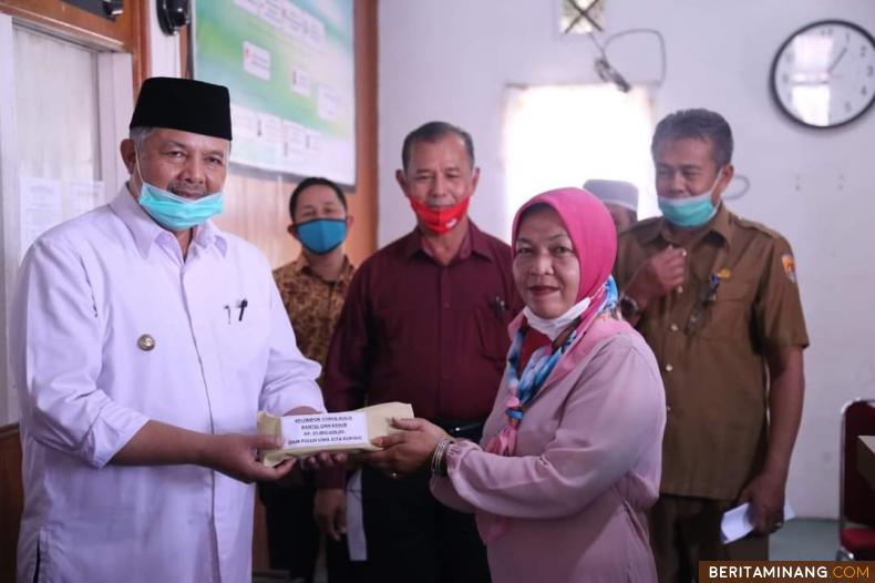 Wali Kota Solok H.Zul Elfian saat menyalurkan bantuan untuk Kelompok Usaha Produktif Kota Solok di Kantor Baznas Kota Solok. Foto: Humas Pemko Solok