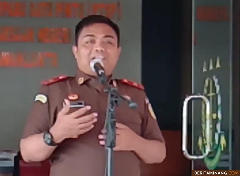 Mendiang Abdul Basyir saat menjamu insan pers di Kejaksaan Sawahlunto. Ist.