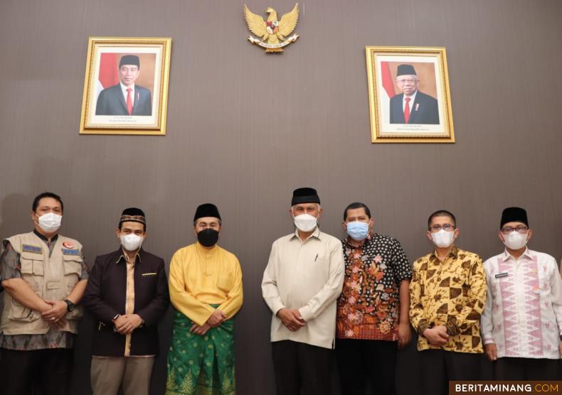 Gubernur Sumatera Barat Mahyeldi foto bersama seusai melakukan pertemuan dengan Gubernur Riau Syamsuar di Pekanbaru.