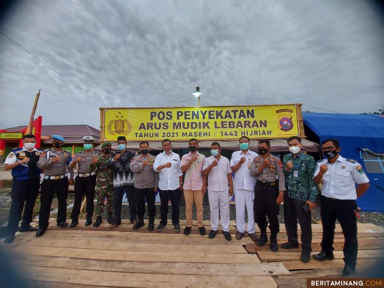 Bupati Rusma Yul Anwar, saat meniinjau Pos Penyekatan Batas Bengkulu di Silaut foto bersama tim. Foto: Humas Pessel