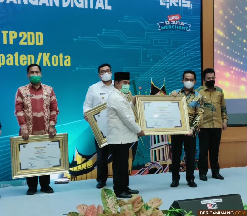 Wakil Bupati Pesisir Selatan Apt. Rudi Hariyansyah S.Si, menerima penghargaan dari Kepala Perwakilan Bank Indonesia Sumatera Barat, Wahyu Purnama A. Foto: Humas Pessel