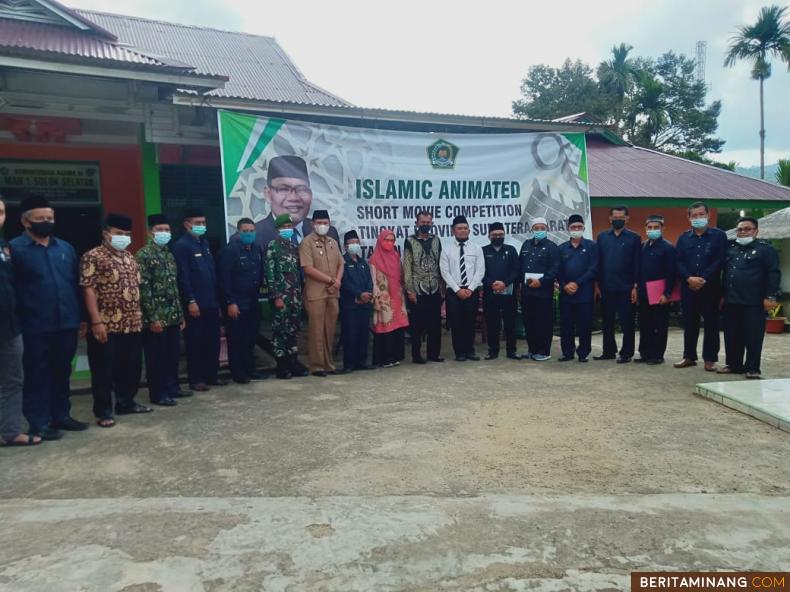 Usai melakukan ekspos, Nominasi IASMC Tingkat Sumbar dari Solsel, Mas Adi foto bersama dengan dewan juri Nasional, provinsi dan pejabat Kamenag Sumbar, Solsel dan Camat Sungai Pagu, di MAN 1 Solsel, Selasa ( 8/6/2021). Foto: Afrizal. A