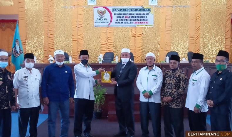 Bupati Hamsuardi Dan Pengurus Basnaz Pasaman Barat dalam acara penyaluran  secara Simbolis Dana Zakat.