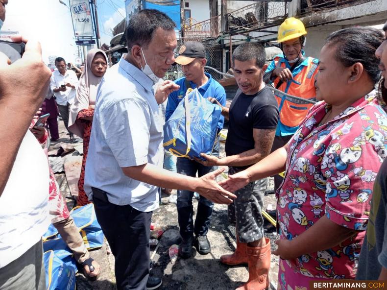 Bupati Pesisir Selatan, Rusma Yul Anwarsaat serahkan bantuan ke korban kebakaran di Pasar Kambang Kecamatan Lengayang. Foto: Humas Pessel