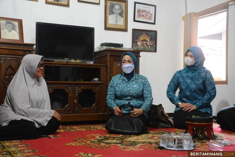 Ketua Tim Penggerak PKK Tanah Datar Ny. Lise Eka Putra dan Wakil Ketua TPPKK Tanah Datar Ny. Patty Richi Aprian saat takziah. Foto: Humas Tanaah Datar