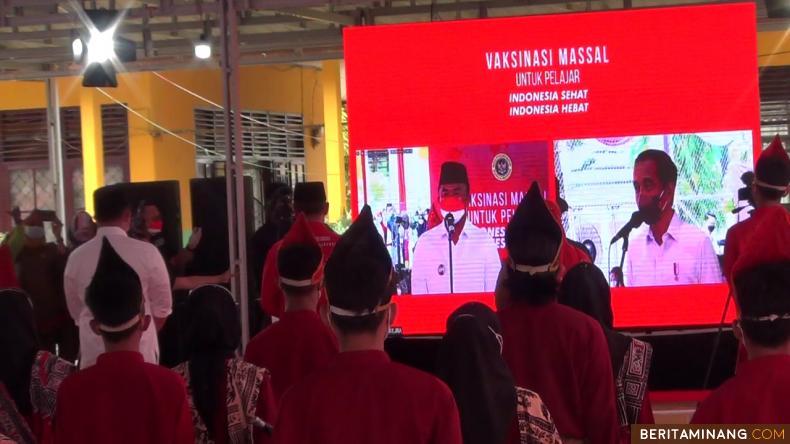 Suasana vaksinasi Massal Covid-19 untuk pelajar di Dharmasraya yang juga dipantau Presiden Joko Widodo secaara virtual. Foto: Eko P