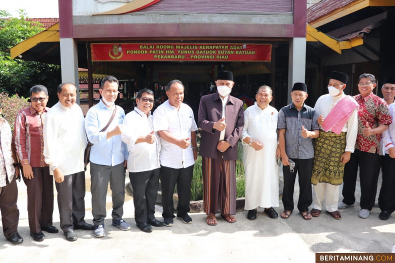 Gubernur Mahyeldi foto bersama usai bertemu dengan keluarga Ikatan Keluarga Minang Riau (IKMR) dalam rangka bersilaturahmi di Pondok Patin HM. Yunus Pekanbaru.