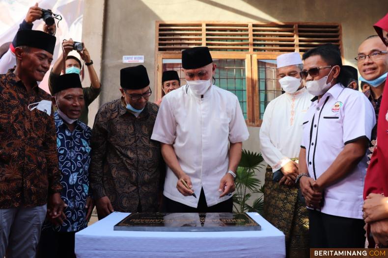 Gubernur Sumbar Mahyeldi saat meresmikan Sekretariat IKKA dan meletakan batu pertama gedung sekolah, di Kecamatan Marpoyan Damai, kota pekanbaru.