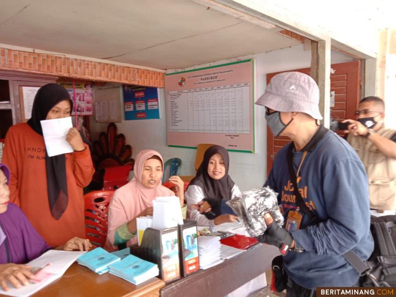 Ketua PWI Sawahlunto Indra Yosef saat membagikan dan mengingatkan masyarakat untuk selalu menerapkan 3M, selalu gunakan masker agar terhindar dari penularan COVID,-19 (Foto : Pipin)