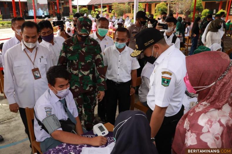 Wakil Gubernur Audy Joinaldy saat meninjau vaksinasi massal untuk pelajar dan masyarakat Padang Pariaman di SMAN 1 Batang Anai Padang Pariaman.