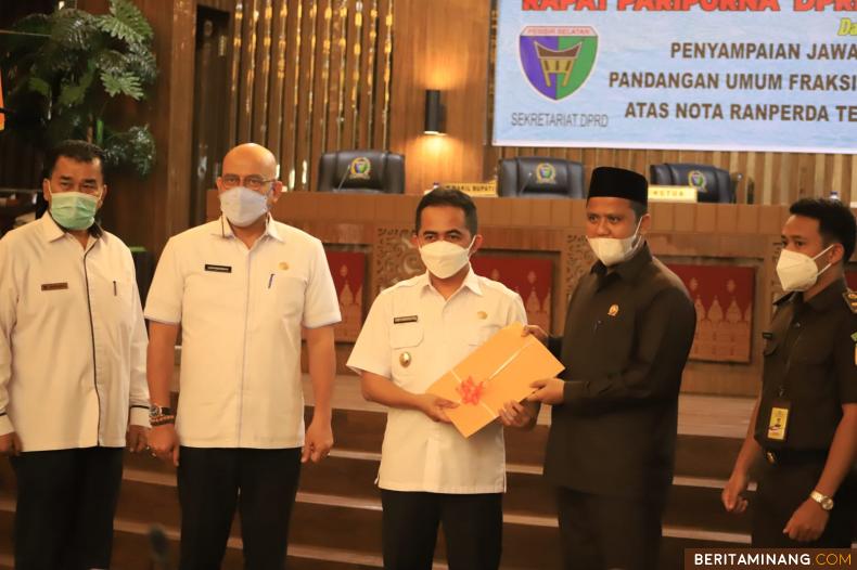 Wakil Bupati Pesisir Selatan, Rudi Hariansyah serahkan nota jawaban pada pimpinan DPRD. Foto: Humas Pessel