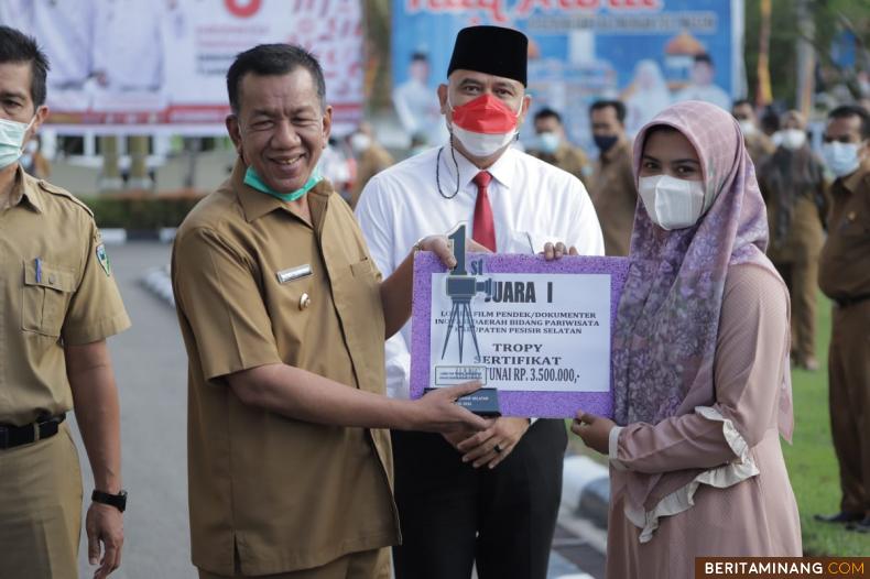 Cece Anjelina, penggarap Film Petualangan Anti Galau dapat penghargaan dari Bupati Pessel Rusma Yul Anwar di halaman kantor Bupati. Senin (16/08/2021). Foto: Humas Pessel