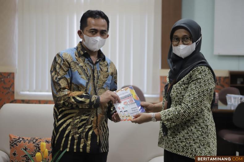 Wakil Bupati Pesisir Selatan, Rudi Hariansyah saat menerima buku dari Kepala Pewakilan Ombusman RI Sumbar, Yefri Heriani, S. Sos, M.Si. Foto: Humas Pessel