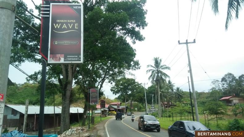 Spanduk rokok yang terpasang di beberapa lokasi di Kota Payakumbuh.