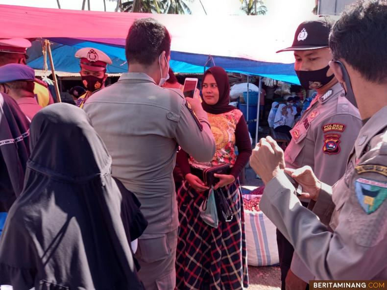 Tim Gakum Prokes Pessel sedang lakukan operasi Yustisi di Pasar Barung-barung Belantai, Kecamatan Koto XI Tarusan, Jumat (18/6). Foto: Humas Pessel