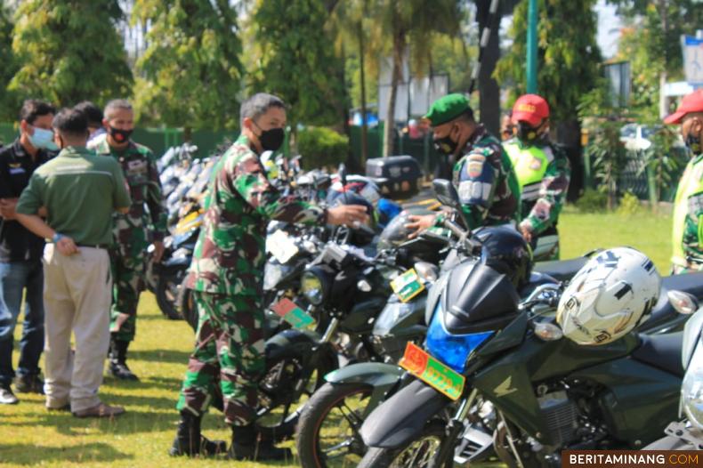 Dandim 0310 SSD Letkol Inf Endik Hendra Sandi, S.Sos., MIPol. bersama kominitas motor. Foto: Ekp P