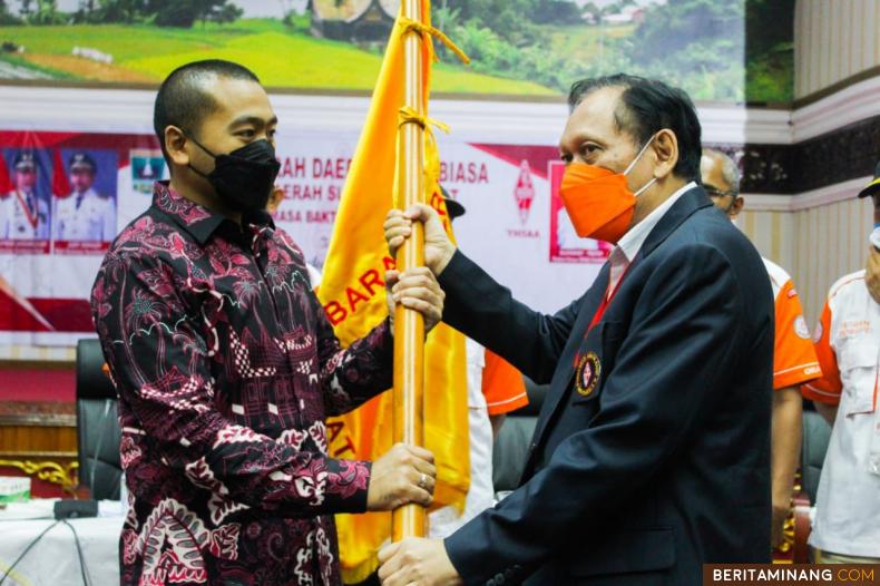 Wagub Sumbar Audy terima bendera saat terpilih jadi Ketua ORARI Sumbar 2021-2026.