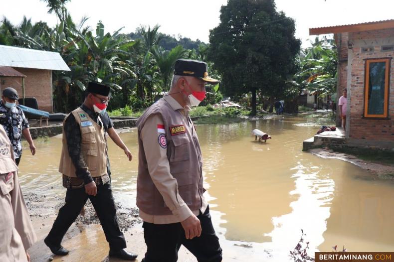 Gubernur Sumatera Barat, Mahyeldi saat meninjau korban banjir di Padang.