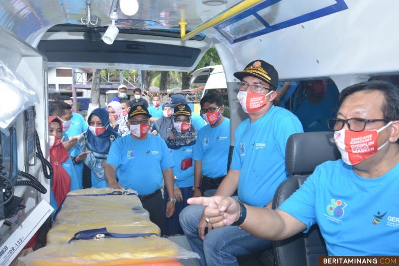 Wako Deri Asta didampingi Kadis Kesehatan Yasril saat memeriksa instrumen kesehatan yang terpasang dalam kendaraan ambulan bantuan DAK Kesehatan. Foto : Humas