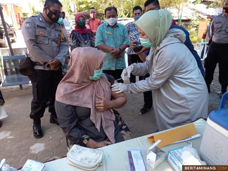 Bidan Elly Febriana menjadi orang pertama divaksin di Puskesmas Salido. Foto: Humas Pessel