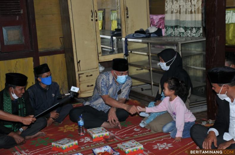 Gubernur Sumbar Mahyeldi bersalaman dengan anak Irmarli Sabri  di Talang Solok saat singgah sahur bareng. Foto: Humas Sumbar