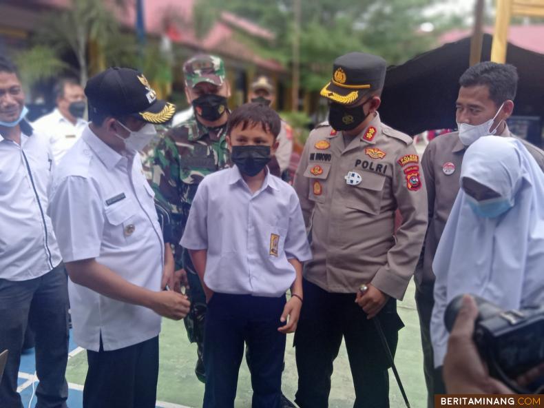 Wakil Bupati Pesisir Selatan, Rudi Hariyansyah berdialog dengan pelajar dalam  acara serbuan vaksinasi bersama panglima TNI secara virtual, di SMPN I Lumpo Painan Kec. IV Jurai. Foto: Humas Pessel