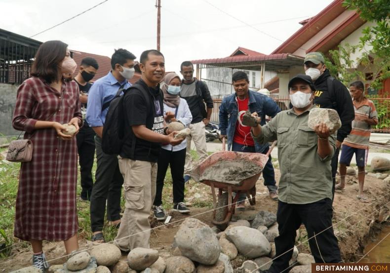 Ketua AJI Padang Aidil Ichlas dan Ketu MPO AJI Indonesia Hendra Makmur saat prosesi peletakan batu pertama. Foto: AJI Padang