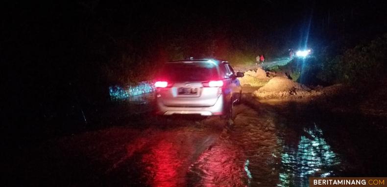 Proses pencarian warga hingga malam akibat longsor Gayo Lues Aceh. Foto: Humas BNPB