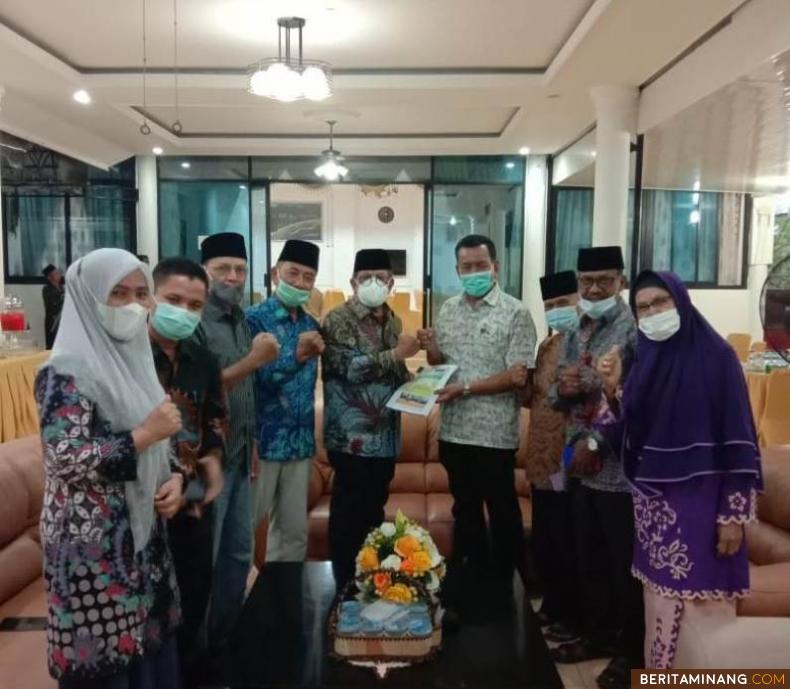 Ketua Dewan Pembina Gebu Pessel, Darizal Basir saat menyerahkan pengurus baru ke Bupati Rusma Yul Anwar. Foto: Humas Pessel