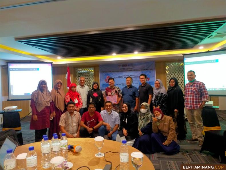 Foto bersama saat pelaksaan workshop penulisan artikel ilmiah internasional bereputasi yang dilakukan Jurusan Sosiologi UNP.