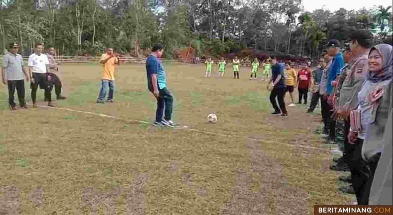 Wabup Pasaman didampingi ketua KONI Pasaman saat membuka secara resmi turnamen sepakbola di Air Abu. Foto: MAL