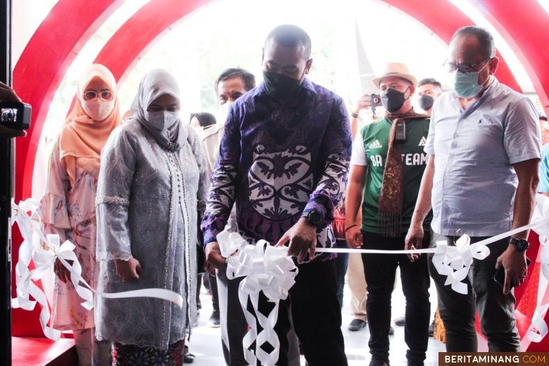 Wakil Gubernur Sumbar, Audy Joinaldy saat membuka pameran di taman Budaya Sumatera Barat.