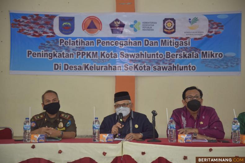 Wawako Zohirin Sayuti bersama Kadis Kesehatan Yasril dan KaSatpol PP Damkar Jhon Hendri dalam acara sosialisasi pencegahan COVID-19 di Kec.Barangin. Foto: Hms